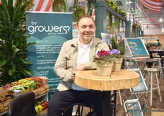 Jesper Madsen of byGrowers behind the Saint Paulia’s, one of the varieties that is is coming back again. “Breeders are also again working on new varieties, with for example curled and double flowers. Getting back to where it should be.”